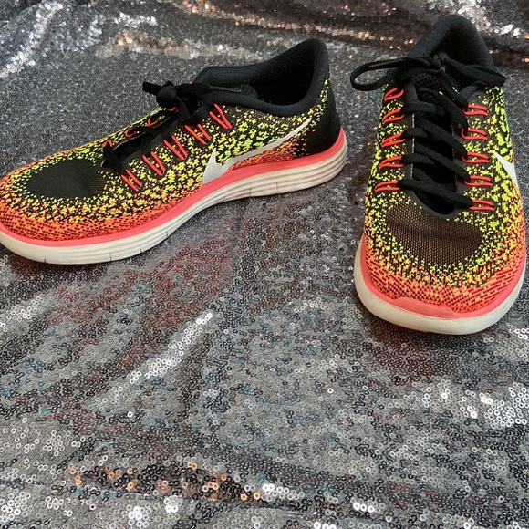 Women’s Nike neon yellow and pink running shoes size 8.5 - Picture 3 of 7